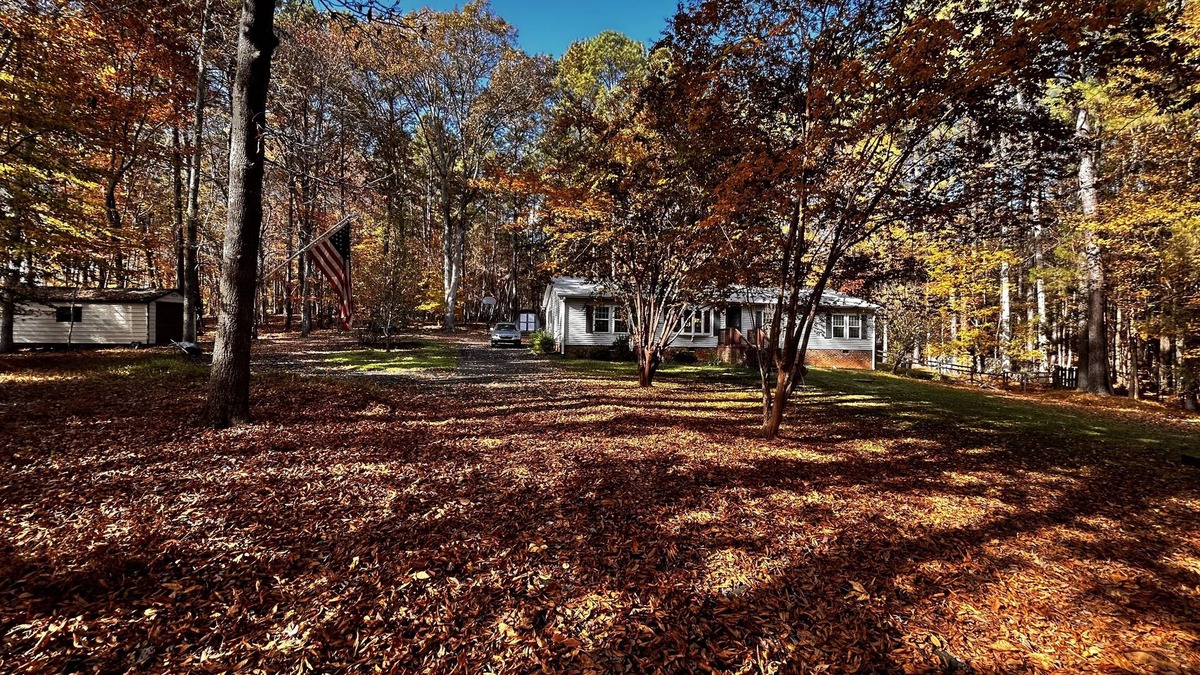 Durham House | Hidden Gem by The Eno River w/hot tub-4 miles from DUKE University and VAMC