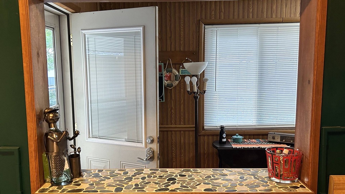 Lakeview House | Hidden Gem Close To Lake!