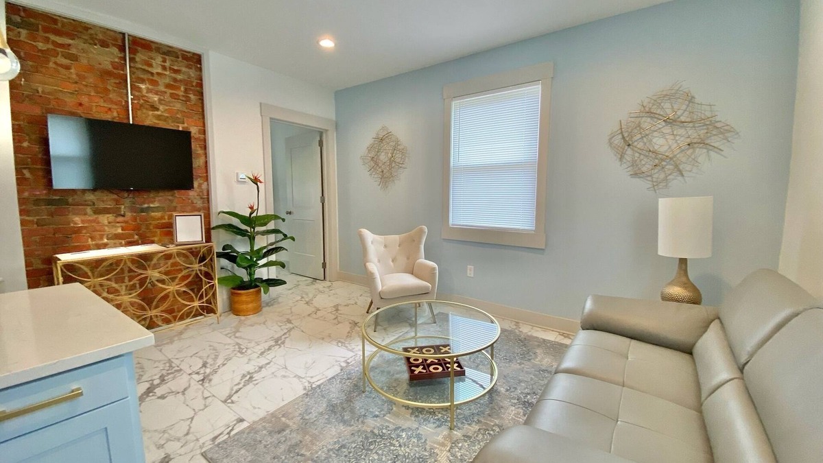 Clifton Apartment | Hidden Gem in plain sight! Adorable 3 Bdrm Duplex near Hospitals & Universities.