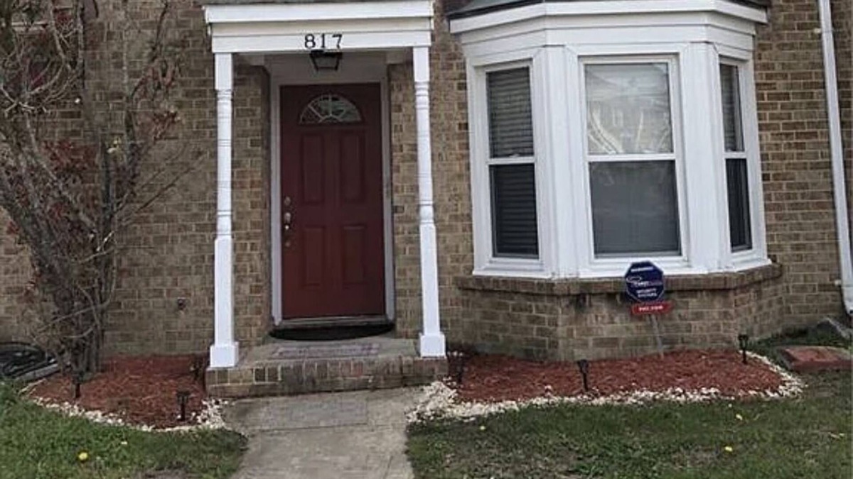 Greenbrier West House | Hidden gem in the heart of Chesapeake, Va. Minutes away from Chesapeake Regional