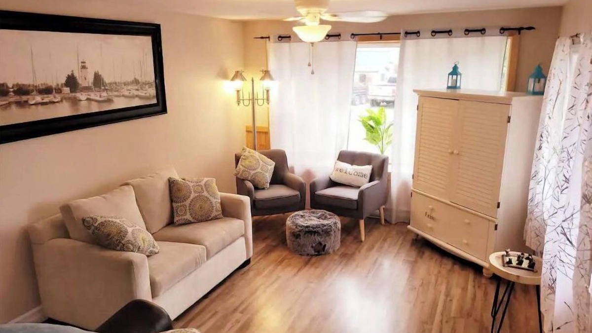 St. Charles Cottage | Hidden Gem Lakehouse. W/Hot tub. Pet Friendly. Sleeps 7. Lake front.