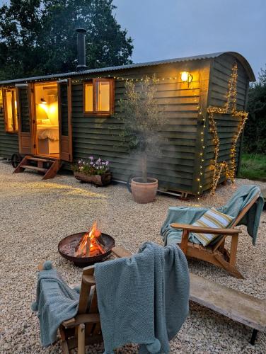 Howlett End Other | Hidden Gem Luxury Shepherd Hut - Pea Pod