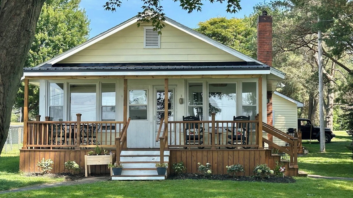 Dewittville Cottage | Hidden gem on Chautauqua’slake with SUPs, kayaks and pool!