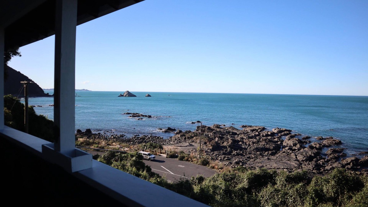 Kaikoura House | Hidden Gem - Seclusion, History and Watch the Dolphins