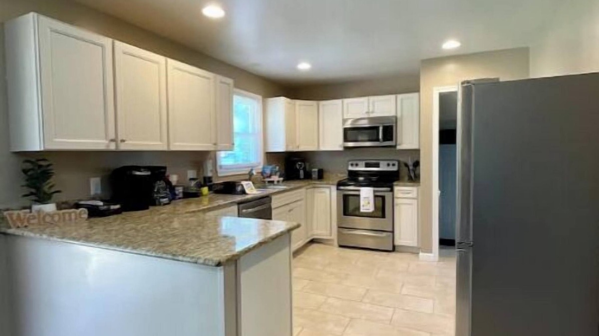 Portsmouth House | Hidden Gem spacious 4 bedroom cozy home fenced in yard