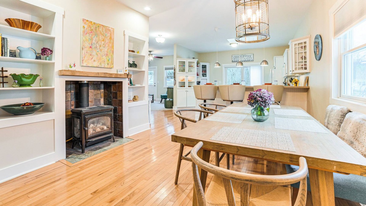 Charlevoix House | Hidden Gem: Steps to Lake Michigan & Downtown!