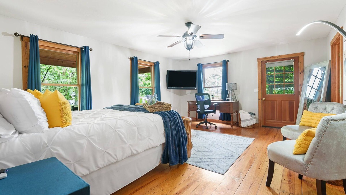 Turners House | Hidden Gem: Upscale Area, EV Charger, Firepit, Near HWY65 and I44