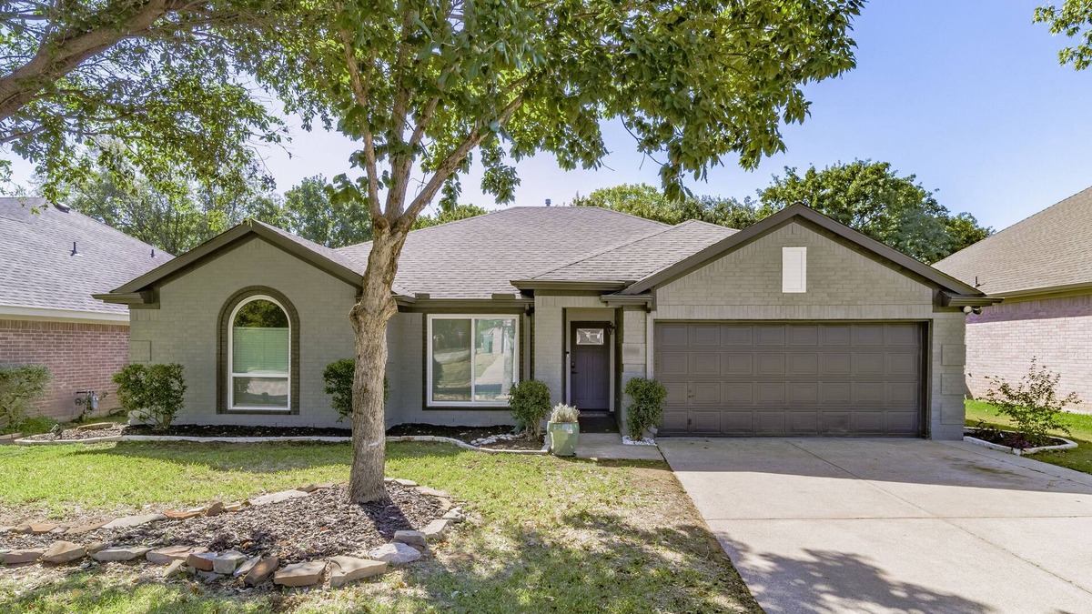 Corinth House | Hidden Gem with king beds, backyard shaded oasis