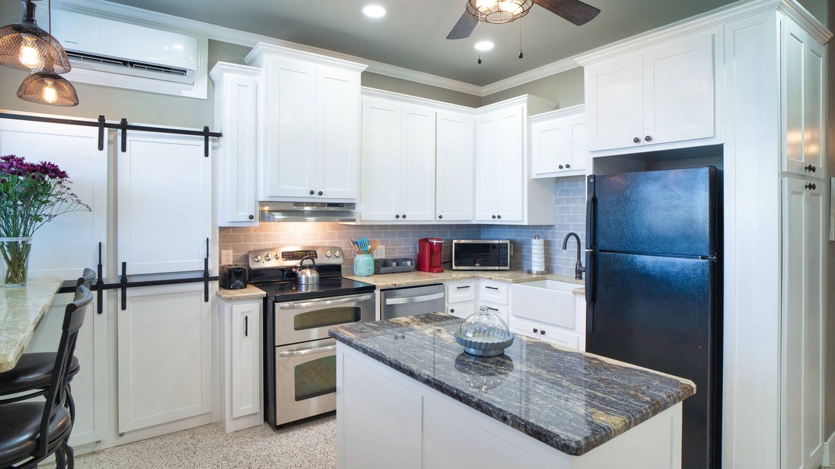 Amarillo House | Hidden Hideaway with a View (Close to I-40/City) - Safe & Away from the Hotels