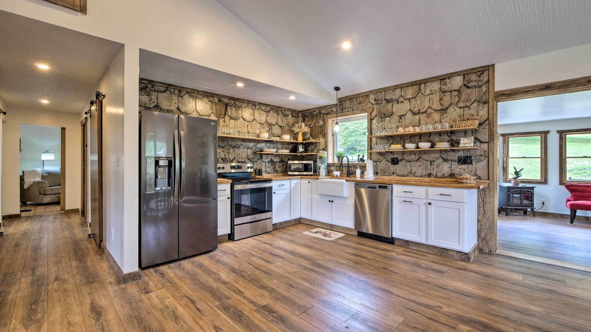 Dundee House | 'Hidden Hollow' Family Home w/Mod Interior!
