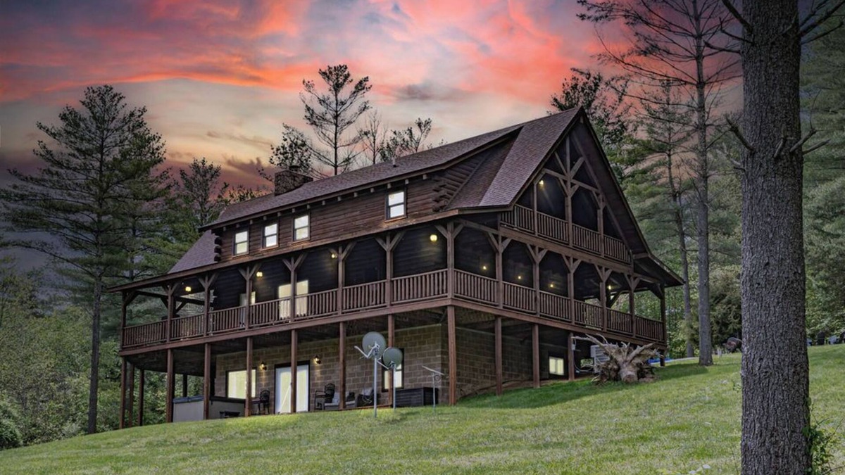 Logan Cabin | Hidden Lake Lodge: Fish, Hot Tub, Wifi, Laundry, + 30 acres in Hocking Hills