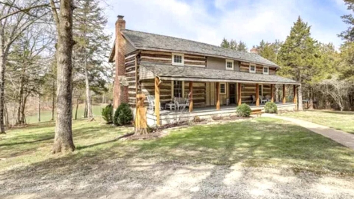 Treloar Cabin | Hidden Lake Log Cabin sleeps 18 - fire pit, double kitchens, outdoor seating
