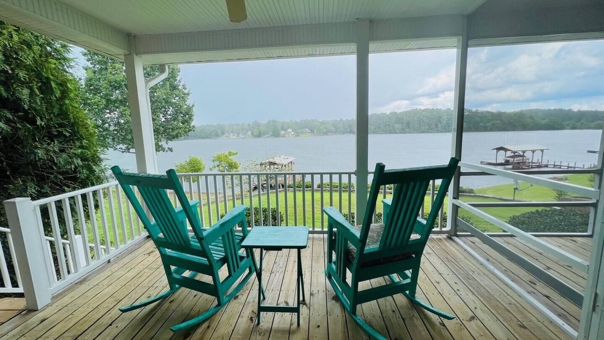 Waterloo House | Hidden Lake Paradise Cottage, pet friendly, with Sunrise Views and a Loft