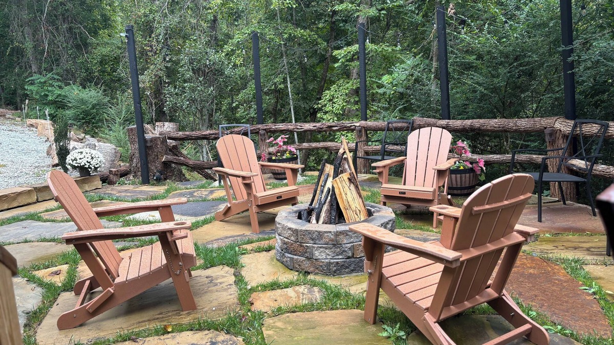 Wiley House | Hidden, Modern Cozy Cottage, Fire Pit, & Grill