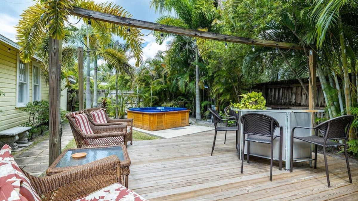 Largo Cottage | Hidden Oasis #1, just a few minutes to the beaches