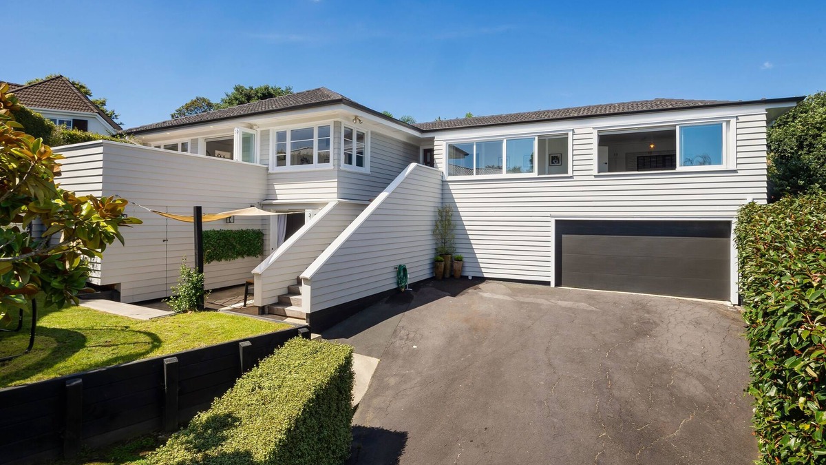St. Heliers House | Hidden Oasis in Vibrant Beach Suburb. Newly Renovated!