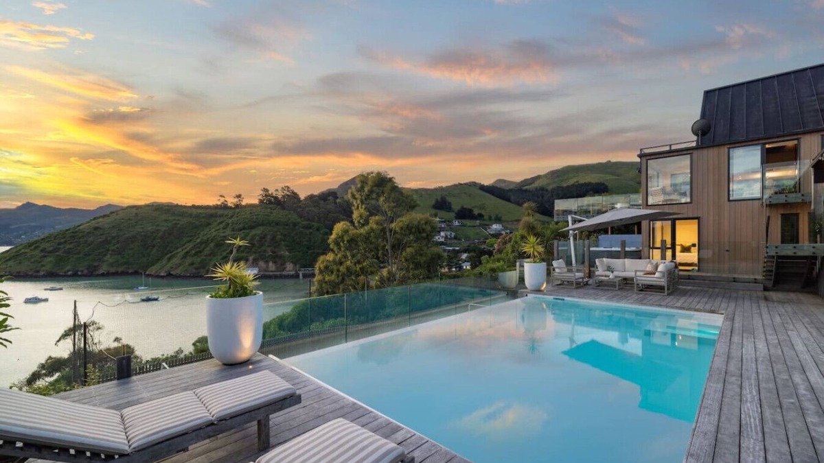 Christchurch District House | Hidden Paradise in Christchurch