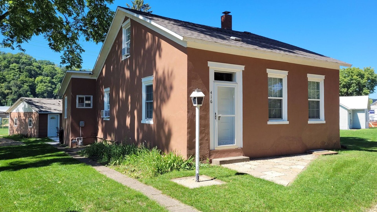 Guttenberg House | Hidden right in the middle of town, sleeps 8 and close to river!