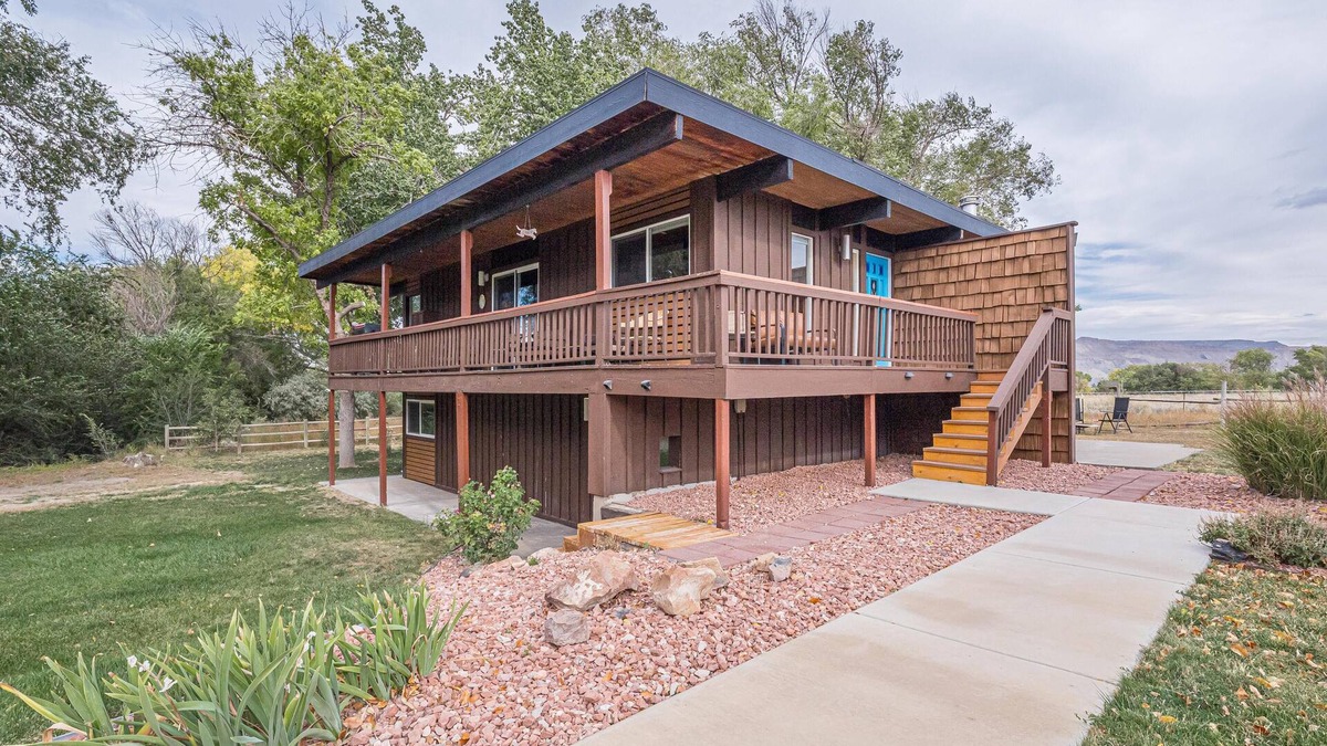 Palisade House | Hidden Serenity: Pet Friendly Patio Dining