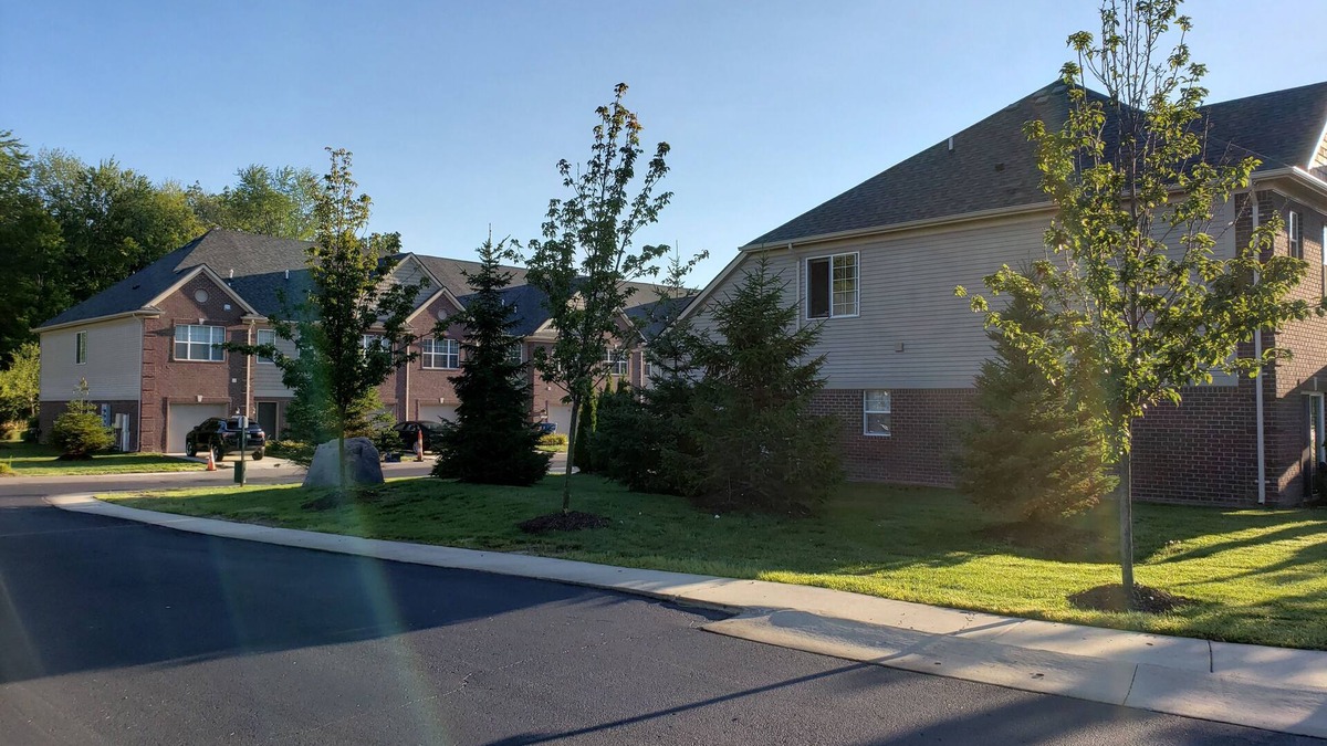 Shelby Township House | Hidden Tri-level Jewel Townhouse 3 min from Patridge Creek Mall