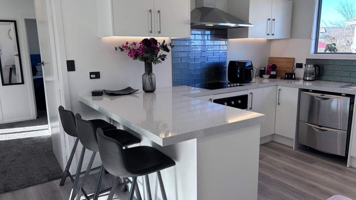 Invercargill Apartment | Hide away from the world, apartment style, on Dee!