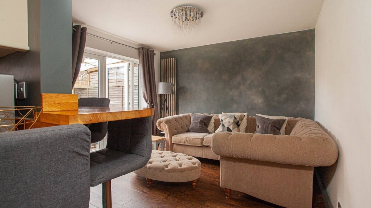 Bracknell House | Hide Away House with Hot Tub and Driveway