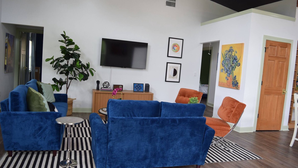 Bentonville House | Hide & Chic Modern Escape in Little Flock. Peaceful Location, Games, Sleeps 6