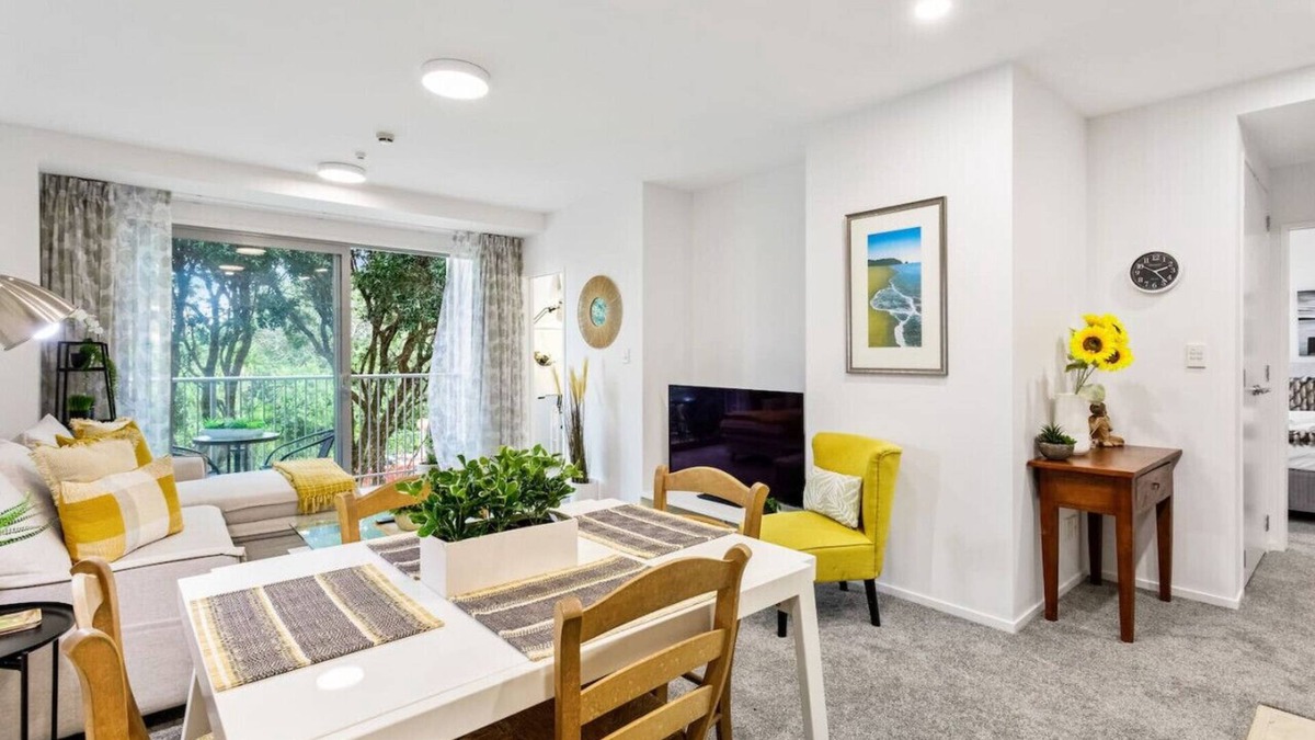 Takapuna Apartment | Hideaway Apartment with Pool & Free Parking