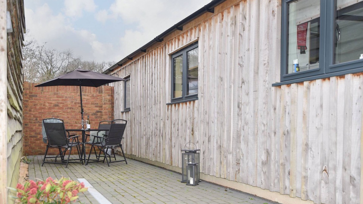 Raymonds Hill Cottage | HIDEAWAY AT COOMB BANK FARM, pet friendly in Raymond's Hill