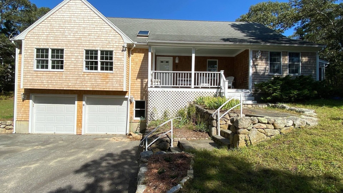 Lagoon Heights House | Hideaway At Meadow View Farm/Private Tennis Courts with Spacious Bedrooms