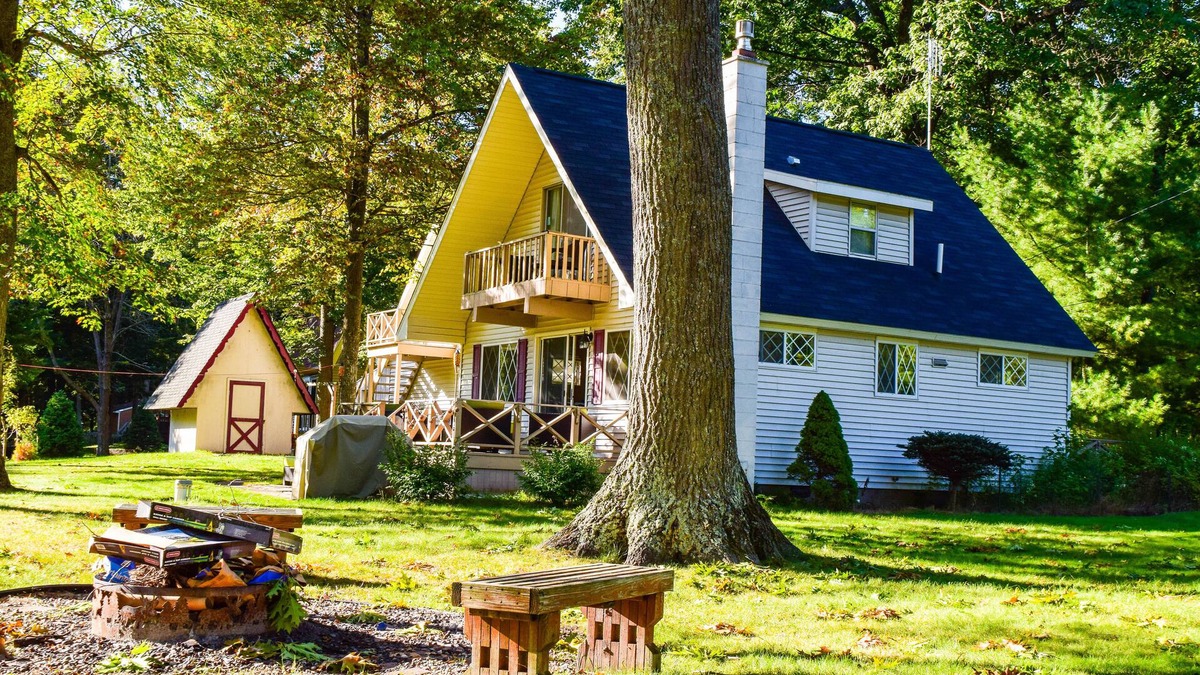 Cadillac House | Hideaway Chalet-Cozy, Comfortable, and Quite! On Canal with Large Outdoor space