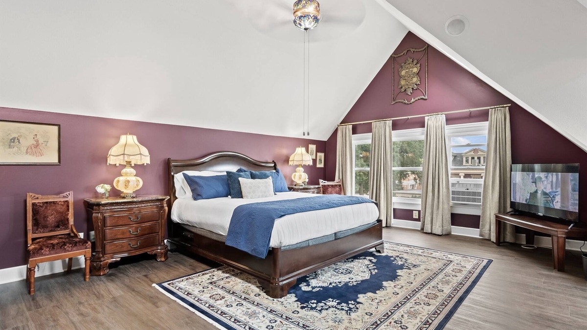 Springfield Apartment | Hideaway in the Eaves | Historic Charm & Modern Comfort | Walkable Location