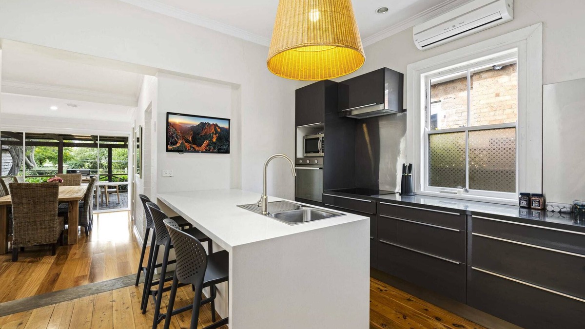 Glenroi House | Hideaway on Edward - Walk to Town