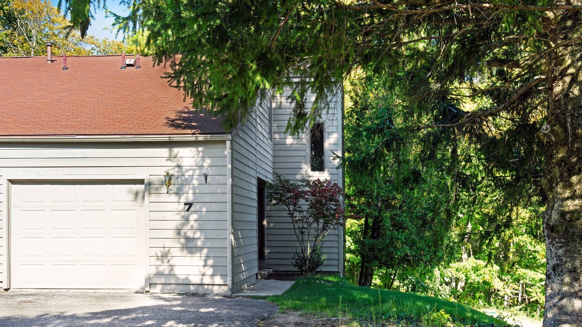 Harbor Springs Condo | Hideaway Valley condo w/ walkout patio & shared pool and tennis!