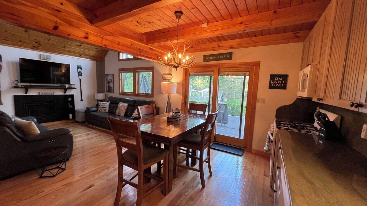 Lake Ariel Cabin | Hideout,2 King Beds,3 bunk beds,Linens,walk to Ski Hill, Beach and Pool! Creek!