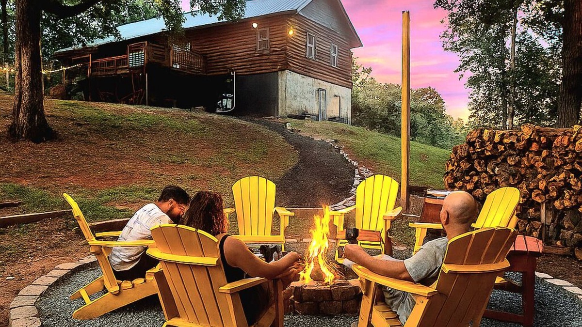 Dahlonega Cabin | Hideout Haven- SPA*Firepit*Game Room*Outdoor Cinema*Dog Friendly*Near Wineries!