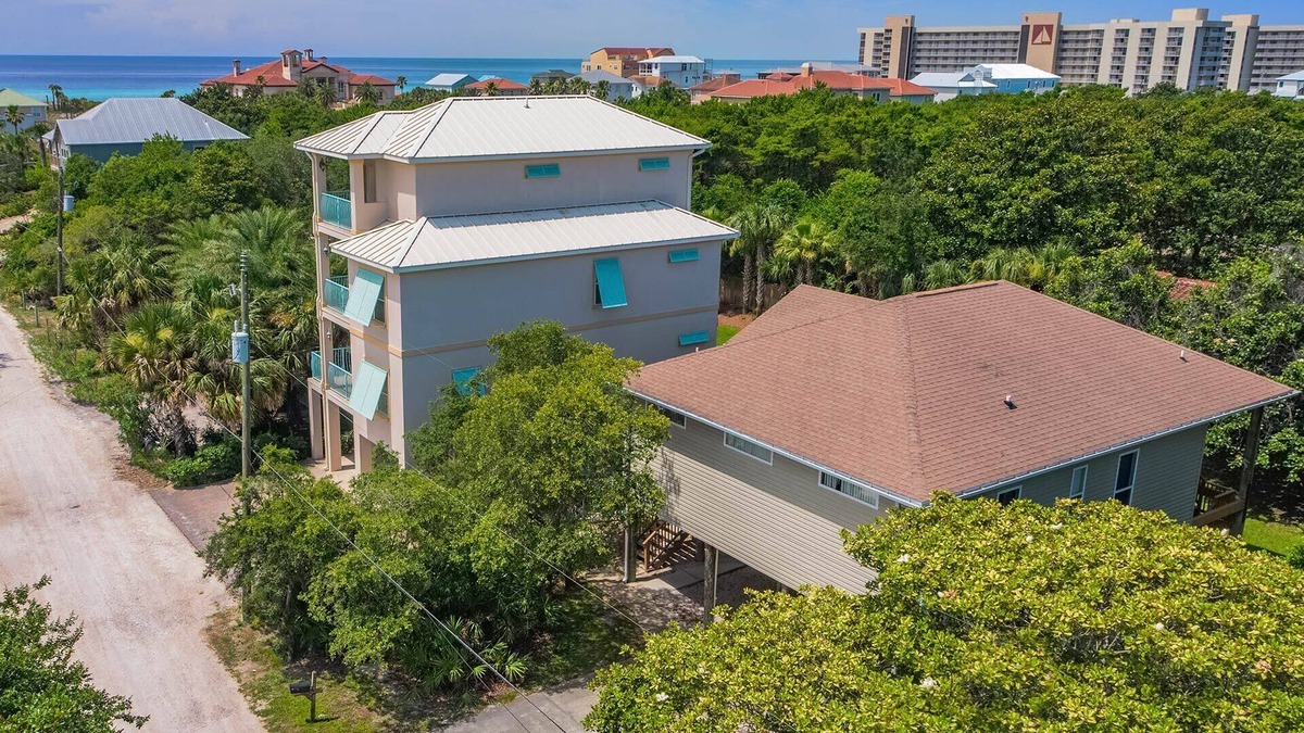 Tang-O-Mar House | Hideout – Updated! Pet Friendly, Golf Cart, Walk to Beach!