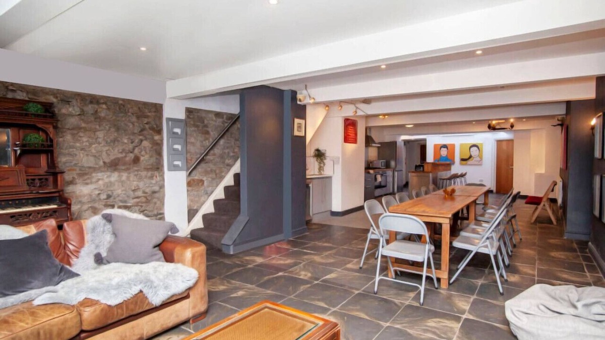 Butetown House | higgihaus 5 Sleeps 14-16 Hens Stags Big
