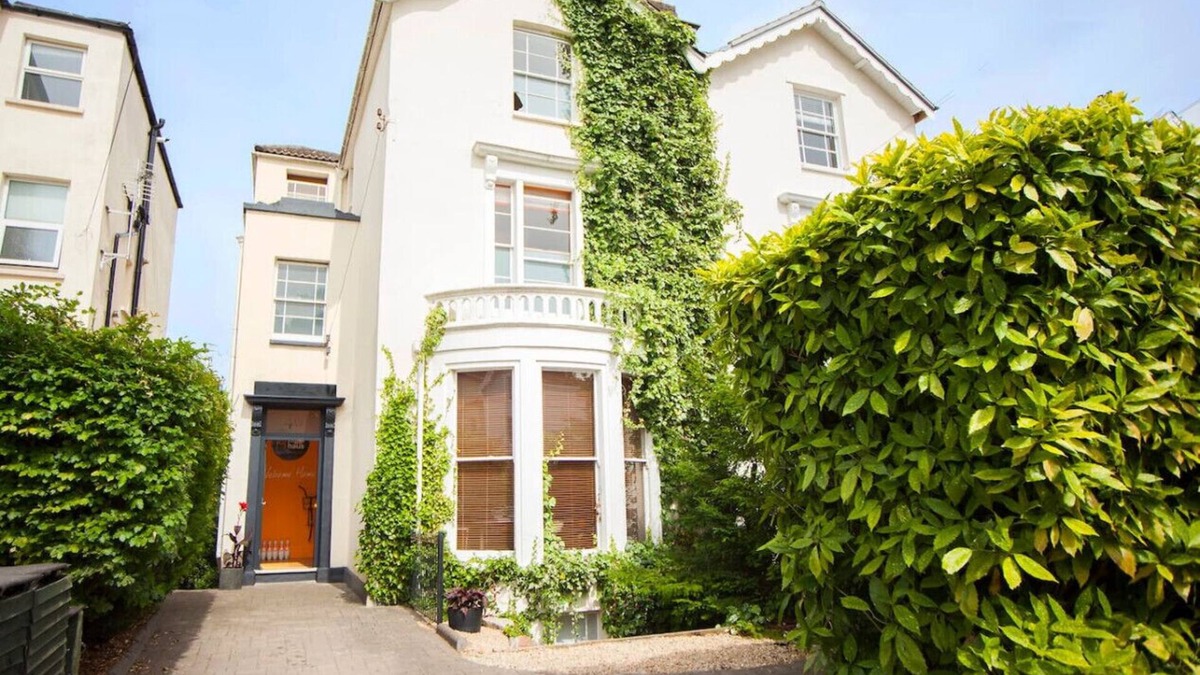 Cotham House | higgihaus 7 Bed Sleeps up to 18 Big Groups