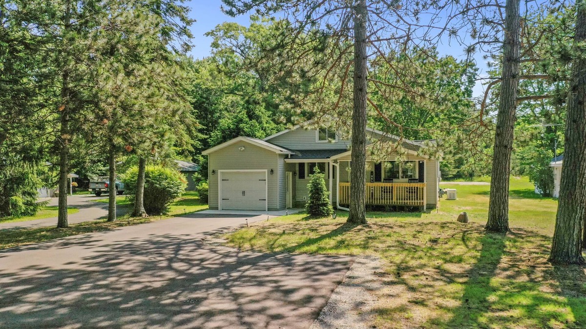 Higgins Lake House | Higgins Hideout *3 minute drive to the beach*