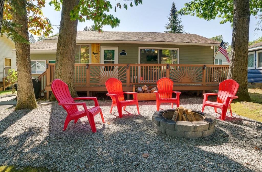 Higgins Lake House | Higgins Lake Cottage with Private Fire Pit and Grill!