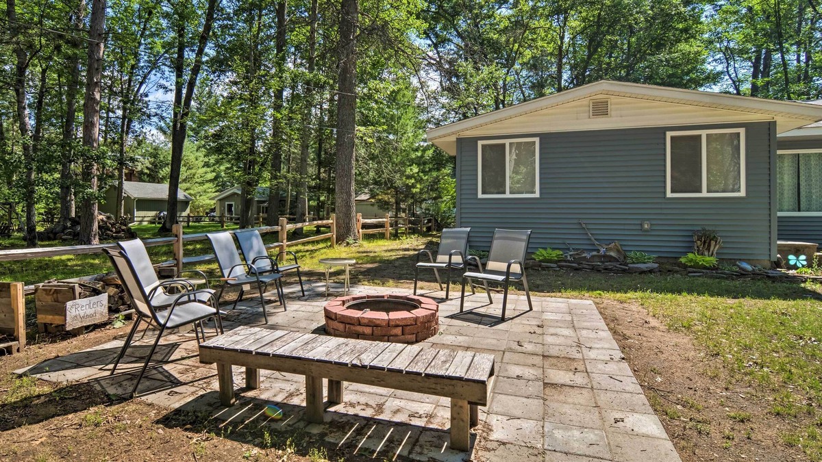 Higgins Lake House | Higgins Lake Getaway w/Fire Pit, Walk to Beach!