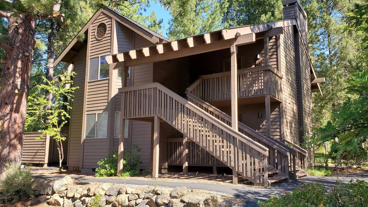 Sunriver Condo | High Ceilings, No Shared Walls, Sleeps 6, Full Kitchen, Deck, BBQ, Pool, 4 Bikes
