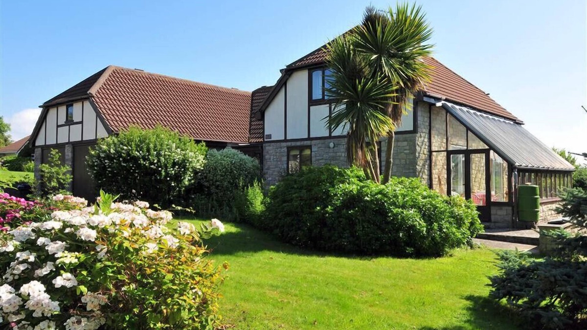 Lyme Regis House | HIGH CLIFF ORCHARD, family friendly, with a garden in Lyme Regis