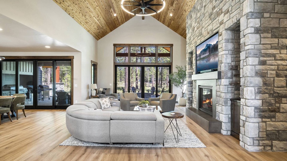 Sunriver House | High Desert Luxury Abounds, Oversized Hot Tub, Pool Table, Sauna, BBQ, Perfection Inside and Out