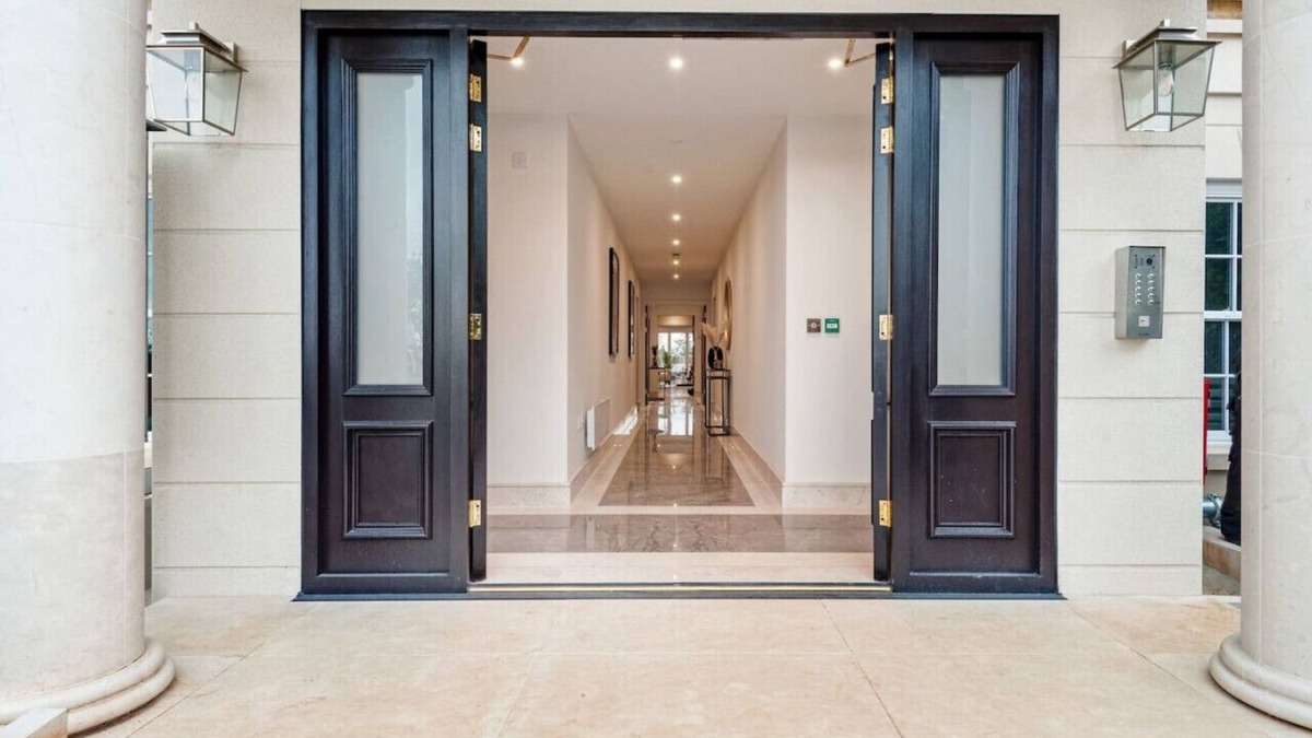 Chigwell Apartment | High End 1 BR Apt, 2 Beds Desirable Chigwell