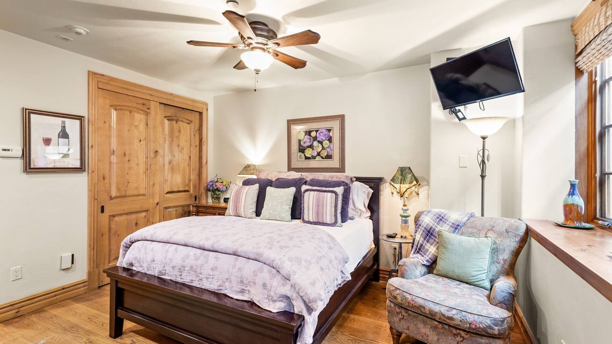 Aspen Condo | High End Aspen Studio - #407 Walk to Town, Gondola & Lift 1a