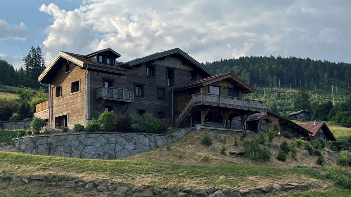 Fresse-sur-Moselle Ski Chalet | High-end BEL'M'Amiral for 15 people, magnificent view and indoor swimming pool