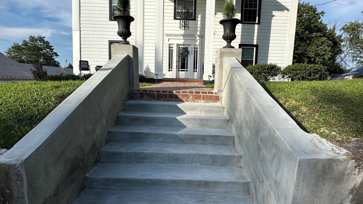 Christiansburg Apartment | High-end cozy apartment walking distance to down town Christiansburg.