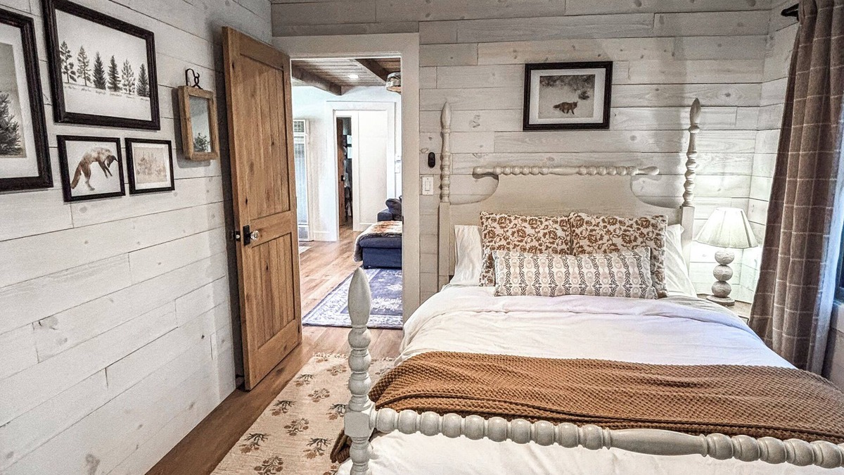 Carnelian Woods House | High End Design Lakeview Cabin Walk to Beaches + Restaurants
